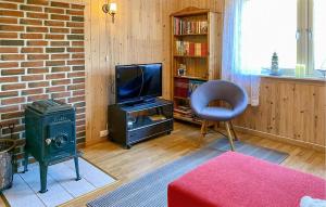 Sogndalsstrand1 Bedroom Stunning Apartment In Hauge I Dalane的客厅配有椅子和电视