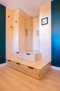 安锡La Belle Vue : Duplex avec Terrasse,Jardin,Parking的客房设有木制橱柜和桌子。