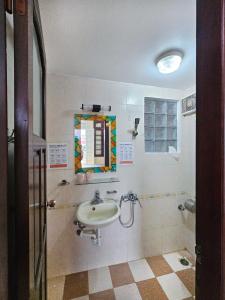 河内Hanoi Delight House的一间带水槽和镜子的浴室