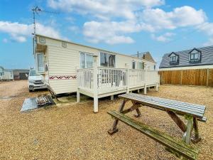 亨斯坦顿6 Berth Caravan In Hunstanton, Ideal For Seaside Holidays Ref 13004l的门廊和前面的长凳