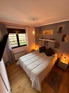 塞塞尼亚El encanto de Seseña的一间卧室设有一张大床和一个窗户。