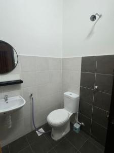万津Hazzani Homestay KLIA的一间带卫生间和水槽的浴室