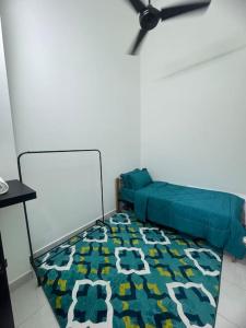 万津Hazzani Homestay KLIA的卧室配有一张床,地板上铺有地毯
