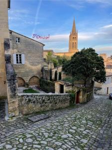 Saint-Pey-de-CastetsCinégîte du jardin aux étoiles - Proche de Saint Emilion的石头街道,有建筑和教堂