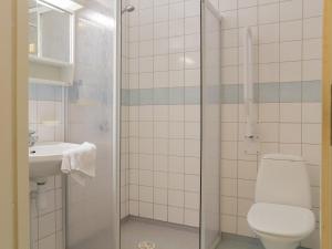 UddeholmVarmland Hotel的一间带卫生间和水槽的浴室