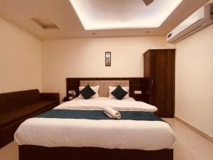 哈里瓦The Deviine Ganga - Haridwar的一间卧室配有一张大床和一张沙发