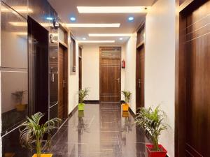 哈里瓦The Deviine Ganga - Haridwar的办公室里带盆栽的走廊