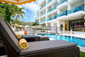 布里奇敦The Rockley by Ocean Hotels - Breakfast Included的一个带游泳池的度假胜地和一家酒店