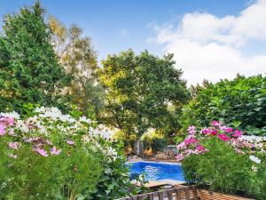 CotteredRetreat by the Mill - for a relaxing getaway的花园,花园内设有游泳池,四周环绕着鲜花