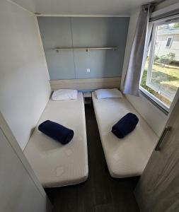 纳博讷普拉日Mobil Home (Clim, TV)- Camping Falaise Narbonne-Plage 4* - 003的小型客房 - 带2张床和窗户