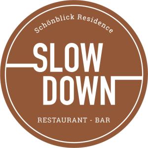 滨湖采尔Schönblick Residence - Absolut Alpine Apartments的棕色慢速餐厅酒吧标志