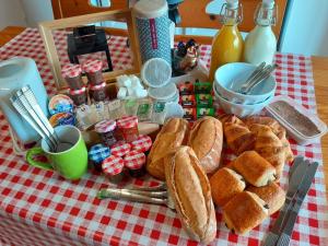 OrbignyLe Relais de Jeanne的桌子上摆放着面包和其他食物