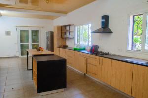 安夏卡博尼3 bedrooms villa with private pool terrace and wifi at Antisiranana 5 km away from the beach的厨房配有木制橱柜和黑色台面