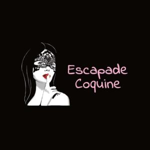 普洛埃尔梅勒Escapade Coquine的一张黑色背景的戴眼镜的女人的照片