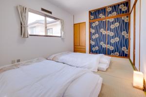 松本Forest Agata的带窗户的客房内的两张床
