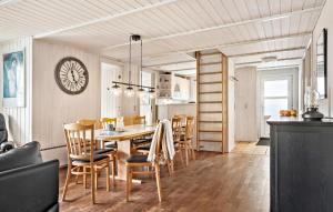 北内伯尔Nice Home In Nrre Nebel With Sauna的厨房以及带桌椅的用餐室。