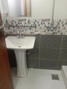 GujrātGujrat Guest House的一间带水槽和镜子的浴室