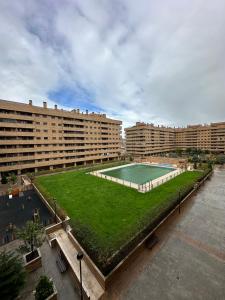 塞塞尼亚El encanto de Seseña的公寓大楼设有带游泳池的草地庭院。