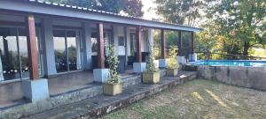 Aloe Arbour Self-catering cottages内部或周边的泳池