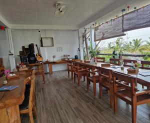 富国Butterfly Rose Beach Resort Phú Quốc Francophone的一间带长桌和木椅的用餐室