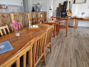 富国Butterfly Rose Beach Resort Phú Quốc Francophone的配有长木桌子和椅子的房间