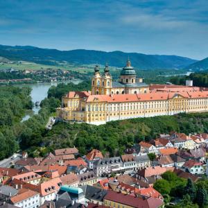 梅尔克Altstadthaus Marille mit Innenhofterrasse的享有小镇大建筑的空中景致