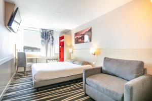 圣康坦法拉维耶B&B HOTEL Lyon Aéroport Saint-Quentin-Fallavier的酒店客房,配有床和沙发