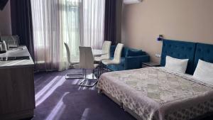 敖德萨Horizon Hotel的酒店客房带一张床、一张桌子和椅子