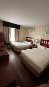 长岛市Crescent Hotel的酒店客房设有两张床和窗户。