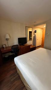 长岛市Crescent Hotel的酒店客房配有一张床和一张带电脑的书桌