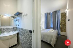 斯培西亚SEICENTO的浴室设有床、水槽和镜子