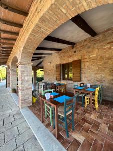 蒙特普齐亚诺Agriturismo Il Gonzeto, Montepulciano的户外庭院配有木桌和椅子