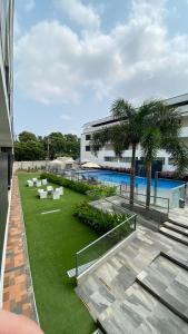 库库塔库库塔卡萨布兰卡酒店的享有带游泳池和棕榈树的度假村的景致