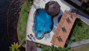 马瑙斯HOTEL DA MARGEM的享有度假村游泳池的顶部景致