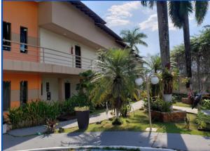 马瑙斯HOTEL DA MARGEM的一座棕榈树建筑
