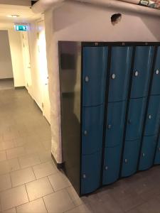 斯德哥尔摩达拉加谭旅馆的走廊上一排蓝色储物柜