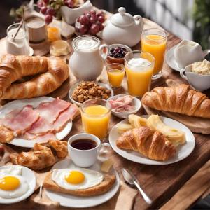 埃默洛尔德福尔胡伊斯咖啡餐厅酒店的早餐桌包括鸡蛋培根羊角面包和其他早餐食品
