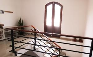 普拉亚Miras Guest House的一个带窗户和木栏杆的楼梯间