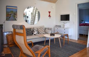 瑟尔沃斯堡Nice Home In Slvesborg With House Sea View的客厅配有沙发和桌子