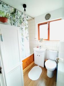 CowleyHome Away Home near Heathrow Airport的一间带卫生间和窗户的浴室
