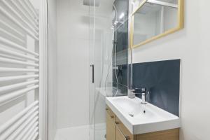 塞夫尔Appartement elegant- Parc Saint Cloud的一间带水槽和镜子的浴室