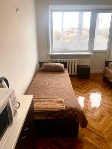 伊万诺-弗兰科夫斯克Дешеві кімнати біля парку的一间卧室设有两张床和窗户。
