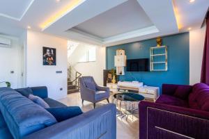 阿拉尼亚Alanya Luxury Villas的客厅配有两张沙发和一张桌子