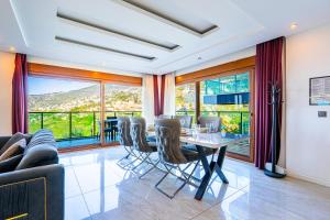 阿拉尼亚Alanya Luxury Villas的一间带桌椅和窗户的用餐室