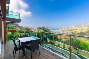 阿拉尼亚Alanya Luxury Villas的设有一个配有桌椅并享有美景的阳台。