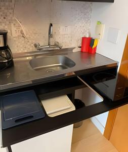 圣保罗Get a Flat 701 - Ibirapuera -Jardins的厨房配有水槽和台面