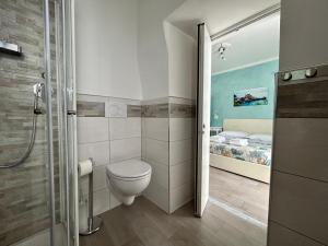 费扎诺Fezzano / Portovenere Stilish double rooms with sea view, balcony or small courtyard的一间带卫生间和床的浴室