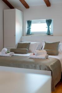 特罗吉尔Manero的一间卧室配有两张带毛巾的床