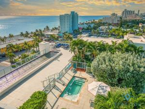 好莱坞Rooftop infinity Pool - Hollywood Beach Broad - walk的享有带游泳池和海洋的度假村的空中景致