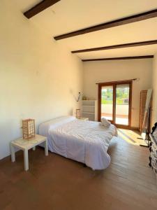 格拉德卡斯特利翁Villa Grao Castellon Ref 053的一间卧室设有一张大床和一个窗户。